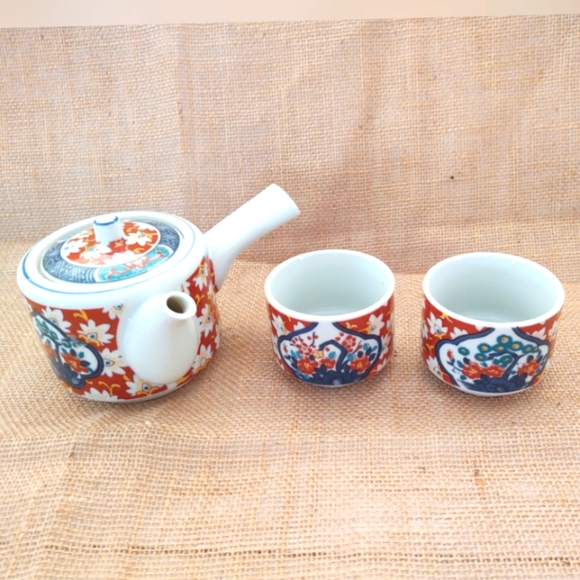 Asian porcelain side handle teapot with two cups. - Picture 1 of 4